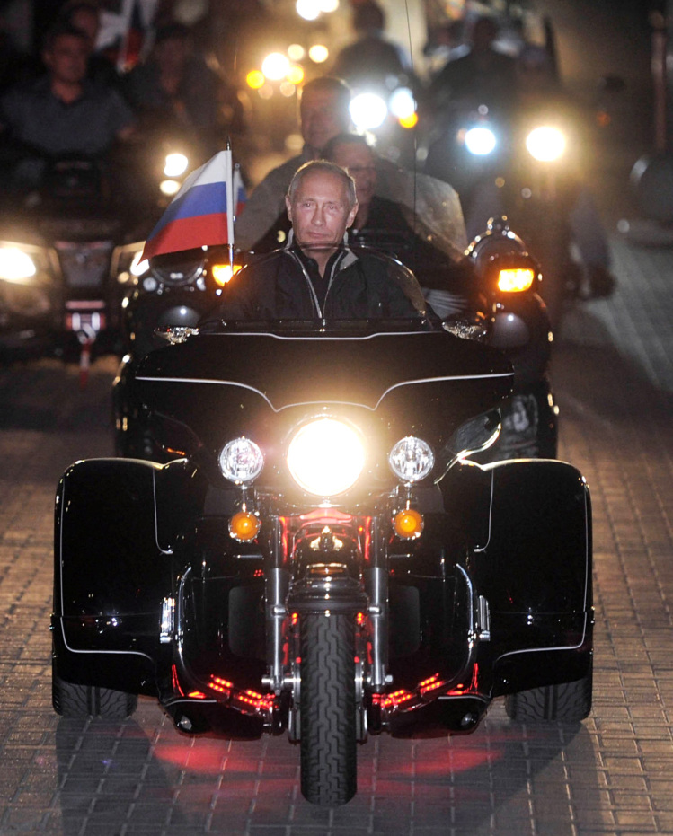 Владимир Путин за рулем фото