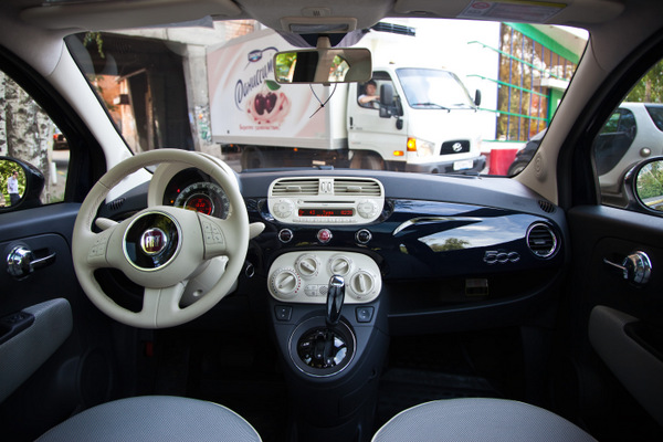 Передняя часть салона автомобиля Fiat 500