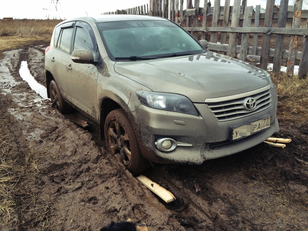 машина застряла в грязи