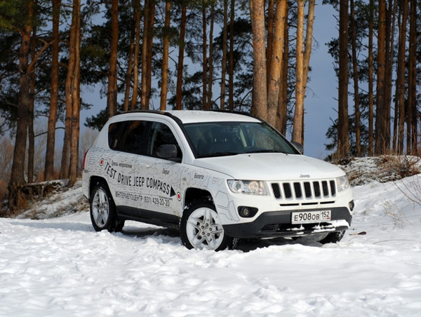 Jeep Compass в зимнем лесу